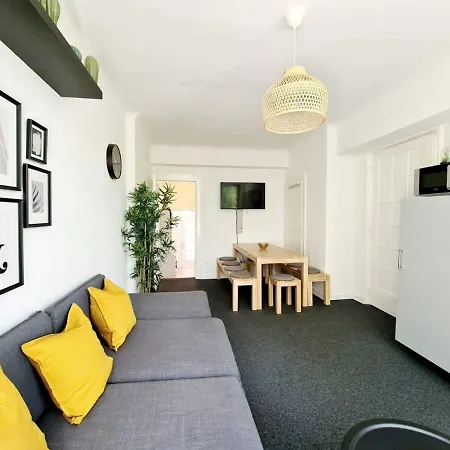 Spacious Apt For 8 In Great Location